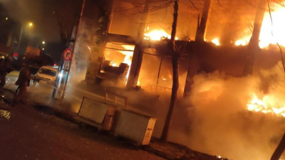 İkinci el dükkanı cayır cayır yandı