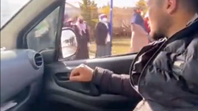 Vicdanı da sızlamadı... Ucuz yağ almak için kuyrukta bekleyen vatandaşlara Dombra dinletti