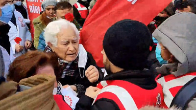 89 yaşındaki doktor 14 Mart Tıp Bayramı'nda yerlerde sürüklenmişti. Fahrettin Koca telefonla arayıp neler söyledi