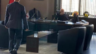 Belediyeyi silahla bastı. Bu pozu verdi