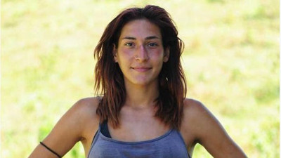 Survivor Berna'nın üstsüz pozları olay oldu