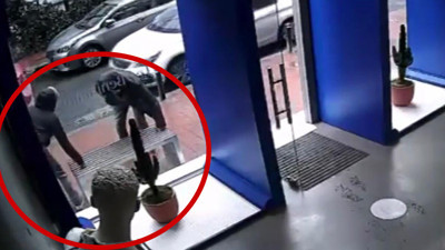 Bu kadarına da pes dedirten hırsızlık! O anlar saniye saniye kameraya yansıdı...
