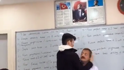 Tahtaya kalkan liseli hocayı avuçladı. Siz ne ara bu hale geldiniz?