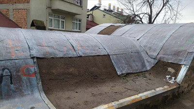 Tarihi türbenin çatısındaki kurşun levhaları çaldılar