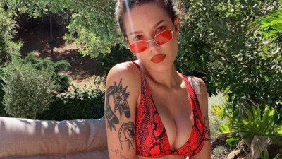 Dünyaca ünlü şarkıcı Halsey, ödül törenine dekoltesiyle damga vurdu