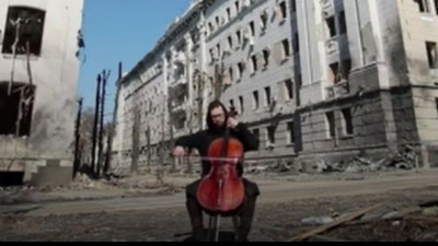 Bombalanan Harkov Meydanı'nda çello çalarak yardım istedi