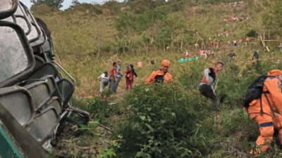 Okul servisi uçuruma yuvarlandı: Çok sayıda öğrenci yaşamını yitirdi