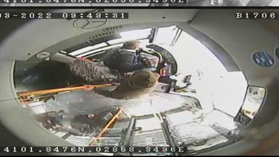 Ya otobüs devrilseydi! Seyir halindeki İETT otobüsünün şoförüne yumrukla saldırdı...