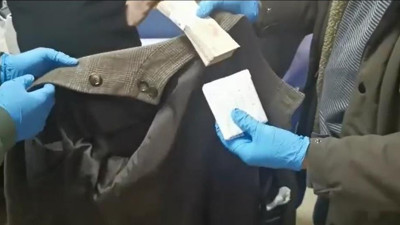 Rüşvetçi memurun ceplerinden para fışkırdı