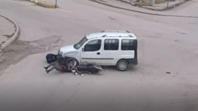 Motosikletin üzerinden uçup çarptıkları aracın altında kaldı