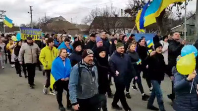 İşgal altındaki kentte halk Rus askerlerini böyle protesto etti