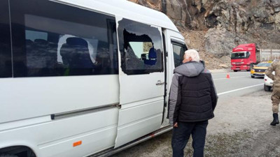 Minibüsün üzerine kaya düştü: 2 yaralı