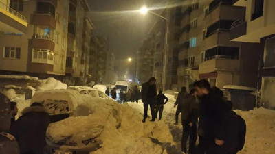 Kar kütlesi 3 aracı silindir gibi ezdi