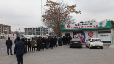 Şeker fabrikası önünde kuyruk. Kuyruklar dağılsın diye buna da zam yapmasalar bari