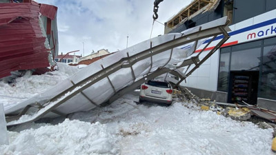 Kar kütlesi akaryakıt istasyonunu yerle bir etti
