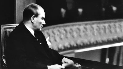 Atatürk, ülkeyi düşman işgalinden kurtardıktan sonra ilk hangi tiyatro oyununu izledi?