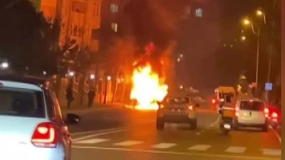 Kartal'da içinde yolcuların olduğu minibüs bir anda alev aldı. Canlarını zor kurtardılar!