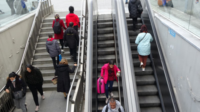 Taksim metrosu yaşlı, çocuklu ve engellilere çile oldu