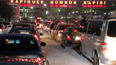 Leva uçtu Kapıkule'de kuyruk izdihamı yaşandı