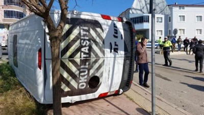 Öğrenci servisi kaza yaptı: Yaralılar var