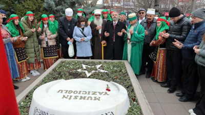 Aleviler mezarı başında Muhsin Yazıcıoğlu’nu andı