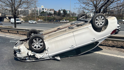 Taklalar atan otomobilden vatandaşlar çıkardı