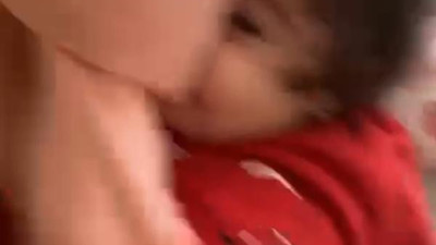 Anne 8 aylık bebeğini boğmaya çalışıp kameraya aldı