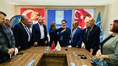 AKP'nin başkan adayı 100 kişiyle İYİ Parti'ye katıldı