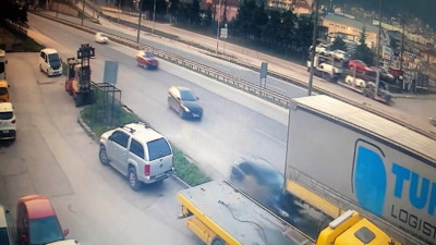 Makas atarken park halindeki tıra çarptı