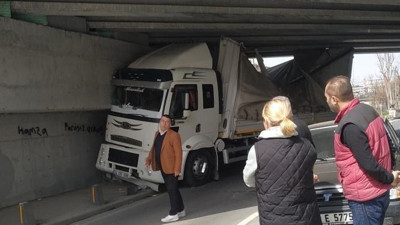 TIR köprüye sıkıştı