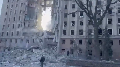 Füze valilik binasının ortası delip kocaman delik açtı. Gülsüm Khalilova şok görüntüleri paylaştı