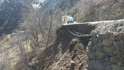 Önce 42 evin yandığı yangın şimdi de toprak kayması vurdu