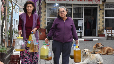 Atık yağları toplayıp, sokak hayvanlarına mama alıyorlar