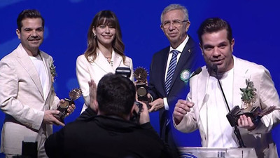 Kenan Doğulu bakanlara tepki gösterdi, salonda alkış koptu! Ödülünü Mansur Yavaş'tan aldı