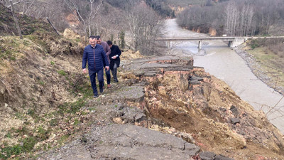 Çaybaşı'nda heyelanlarda yolla hasar gördü