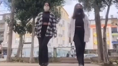 Yaşlı kadın göbeği açık giyinen kızlara bakın ne dedi