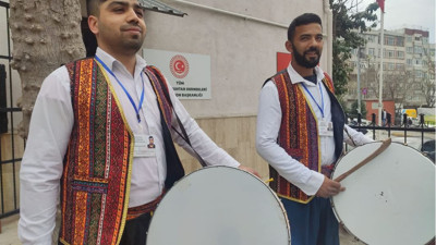 Sahte davulcuya dikkat! Kaşeli yaka kartı yoksa inanmayın…