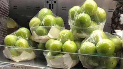 Bir kilo erik 690 lira. Aboo eriğin fiyatına bakın. Halay çekenler nerede. Utanmayın gelin tey tey yapın