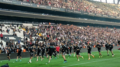 Beşiktaş Trabzonspor maçı öncesi taraftara açık idman yaptı. Yeni hoca taraftarlarla tanıştı