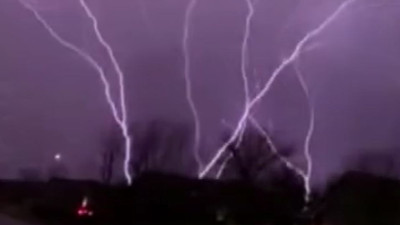 Yerden bulutlara doğru çıktı. Ters yıldırım anbean görüntülendi