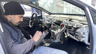 Yılan sevgisi araç söktürdü