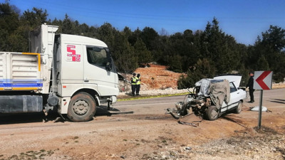 Mersin'de kamyonla otomobil çarpıştı. 1 ölü