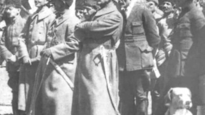 Atatürk'ün en az bilinen fotoğrafı ortaya çıktı! Belinde kılıç, iki elini kavuşturmuş...