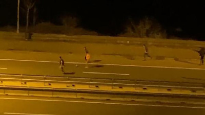 Trafiğe aldırış etmeden karayolunda top oynadılar