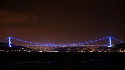 Fatih Sultan Mehmet Köprüsü maviye büründü (03 Nisan 2022)