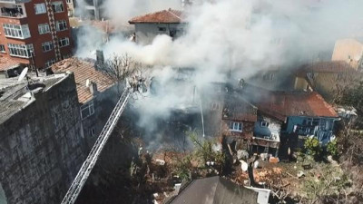 Metruk ahşap binada çıkan yangın yan binaya sıçradı