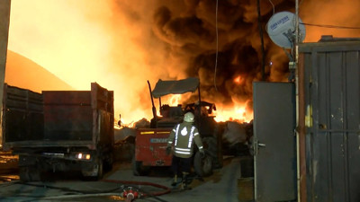 Ümraniye'de geri dönüşüm tesisinde yangın