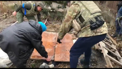 Ruslar kızını öldürünce kendi çabalarıyla bahçeye gömmüştü, Ukraynalı anne kızının cesedini gömdüğü yerden çıkardı
