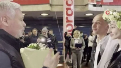 Rus bombardımanı altındaki Harkiv'de metroda düğün yapıldı