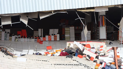 Van'da temel kazısı sırasında bir iş yerinin duvarı çöktü